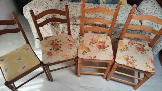 Juego de 4 sillas de madera