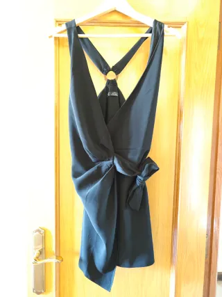 Vestido cruzado negro con anilla
