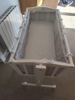 Minicuna de madera blanca