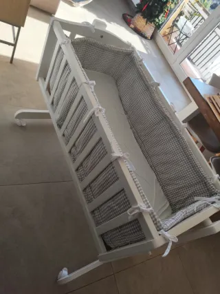 Minicuna de madera blanca