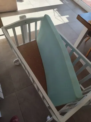 Minicuna de madera blanca