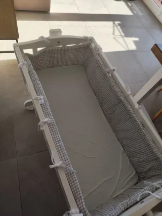 Minicuna de madera blanca