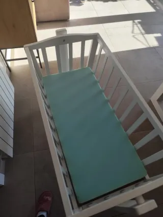 Minicuna de madera blanca