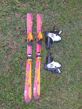 Esquís decathlon y botas para niño