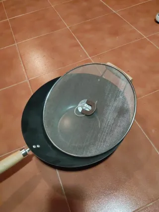 Sartén wok de metal con mangos de madera