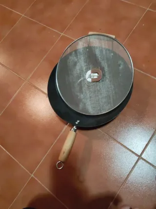 Sartén wok de metal con mangos de madera