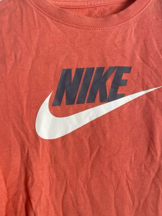 Camiseta Nike niña coral con logo
