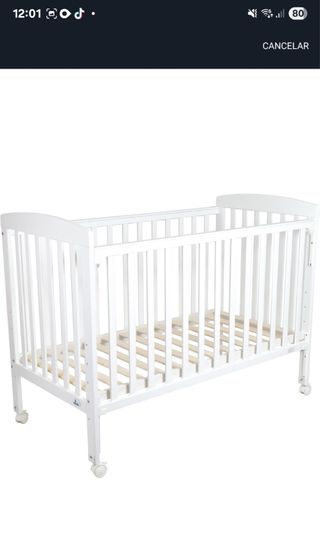 Cuna de bebé blanca con ruedas