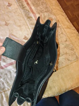 Bolso Michael Kors Negro con Detalles Dorados