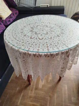 Mesa redonda cristal y encaje