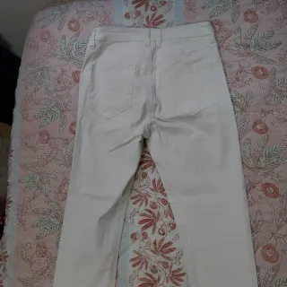 Pantalón pitillo blanco