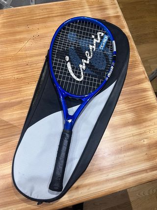 Raqueta de tenis azul con funda