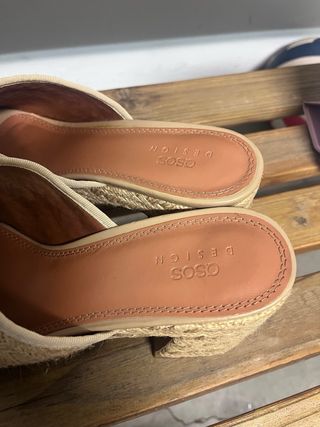 Sandalias de tacón beige de plataforma