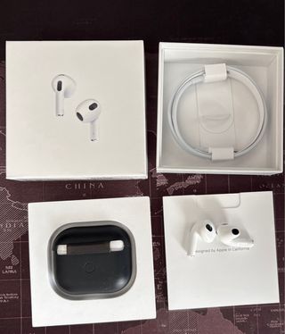 Apple Airpods con funda negra