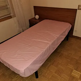 Cama individual con mesiilla, cabecera y armario