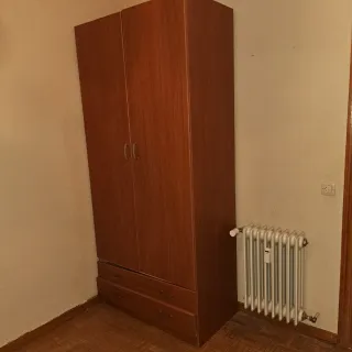 Cama individual con mesiilla, cabecera y armario