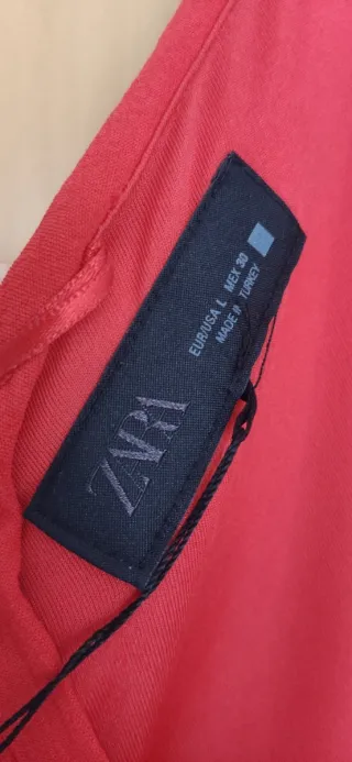 Mono Zara nuevo en color rojo, cuello halter.