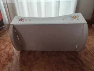 Cuna de madera decorada a mano