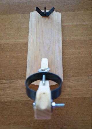 Jamonero madera natural soporte metal negro