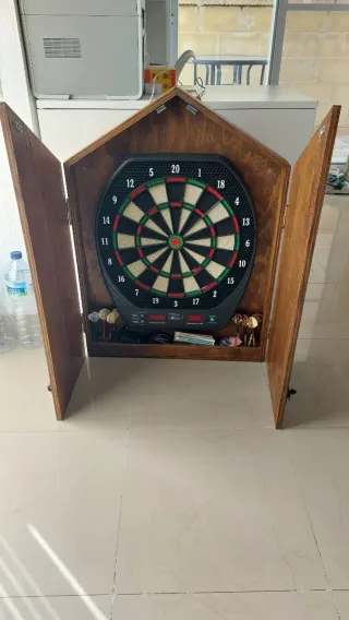 Mueble de dardos de madera, con Diana electronica