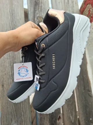 Zapatillas Skechers Negras y Doradas