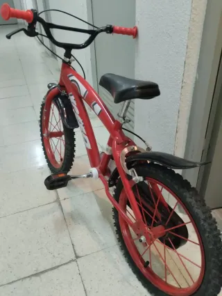 Bicicleta infantil roja