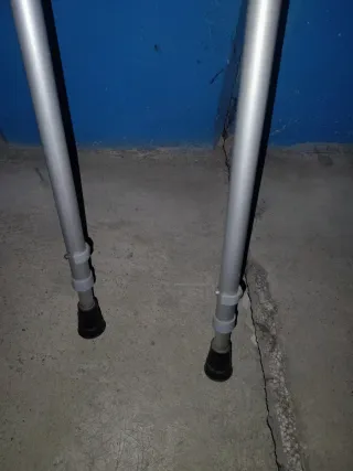 2Muletas de aluminio adaptable en altura.1x10e