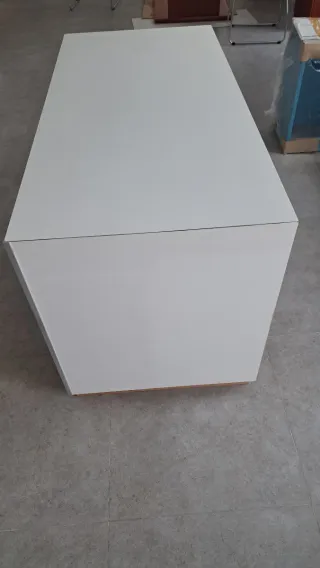 Mueble auxiliar blanco y madera