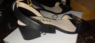 Sandalias Guess Vestir Negro y Dorado