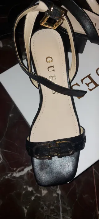 Sandalias Guess Vestir Negro y Dorado