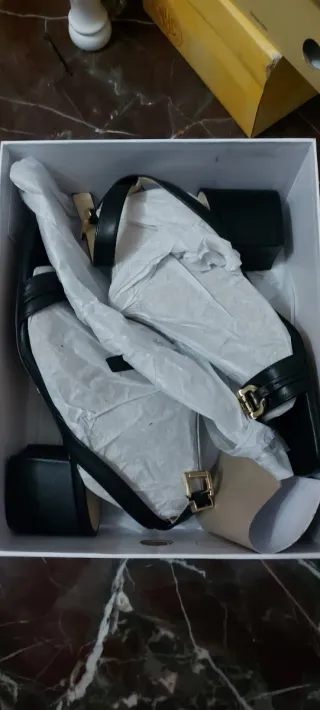 Sandalias Guess Vestir Negro y Dorado