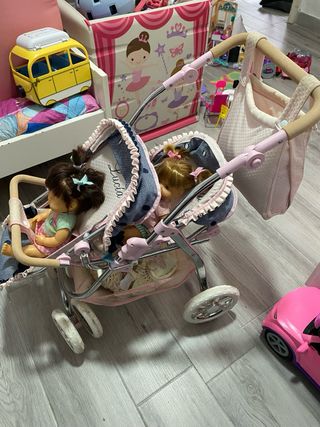 Carrito con dos muñecas incluidas