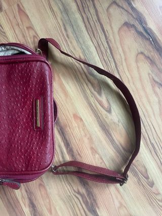 Bolso de piel burdeos con textura