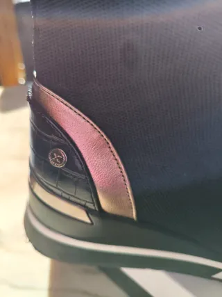 Botines XTI Negros con Detalles Dorados