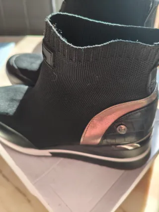 Botines XTI Negros con Detalles Dorados