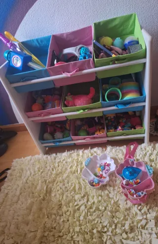 Estantería infantil con juguetes