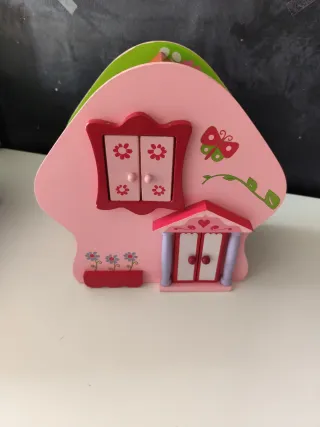 Casita de madera con figuras