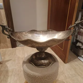 Antigua fuente decorativa con dragones