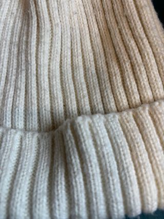 Gorro de punto con pompón blanco