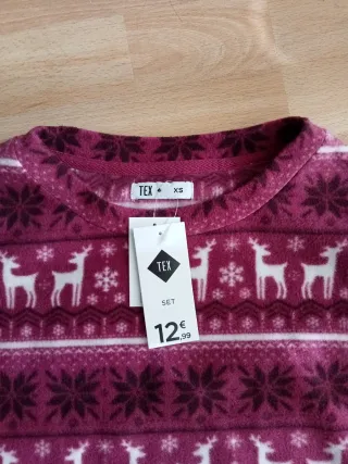 Pijama Carrefour Granate Estampado Renos Talla XS