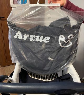 Carro de bebé ARRUE con accesorios, como nuevo.