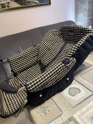 Carro de bebé ARRUE con accesorios, como nuevo.