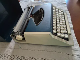 Máquina de escribir vintage azul