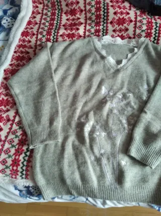 Jersey gris con bordado floral