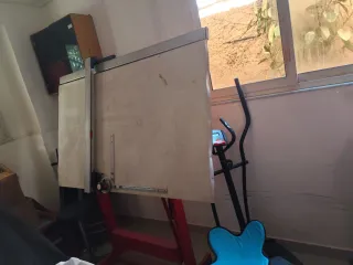 Tavolo da disegno professionale con tecnigrafo