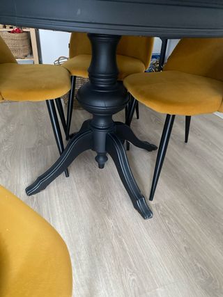 Mesa redonda con cristal  y 4 sillas mostaza