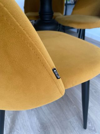 Mesa redonda con cristal  y 4 sillas mostaza