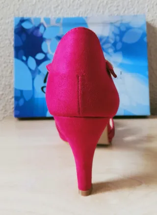 Sandalias tacón fucsia pedrería Talla 37.