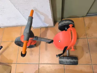 Triciclo infantil con barra de empuje