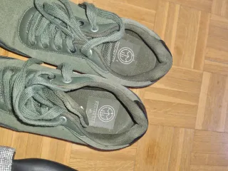 Zapatillas verdes de ante y piel